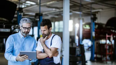 Deux collègues en train de converser dans un atelier