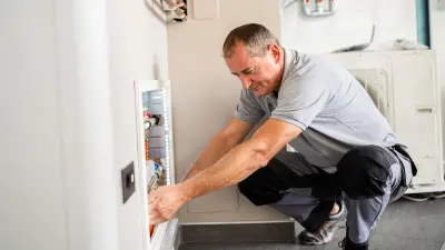 Un technicien de service travaillant sur une pompe de chauffage.