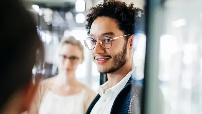 Diplômés durant une conversation