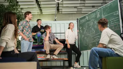 un groupe de jeunes durant une séance d'apprentissage