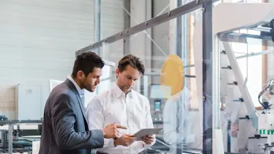 Deux collègues de la vente durant une réunion