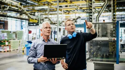 deux techniciens en train de converser