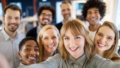 Différents collaborateurs sourient à la caméra