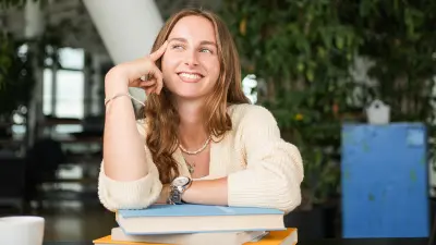 Schülerin bei der Arbeit am Schreibtisch