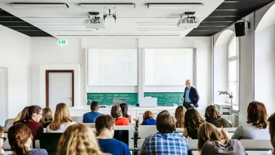 Des étudiants et un professeur pendant un cours magistral à l'université