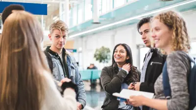 Étudiants en train de converser