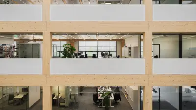 Blick auf Etagen mit vielen Büroräumen