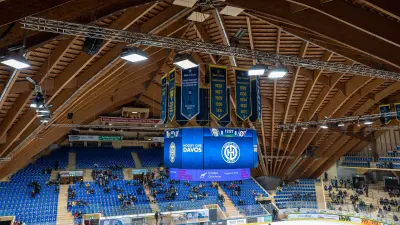 Innenansicht der Eissporthalle Davos, Detail der Decke und Zuschauerränge