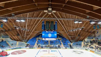 Innenansicht des Eissportstadions Davos, Schweiz