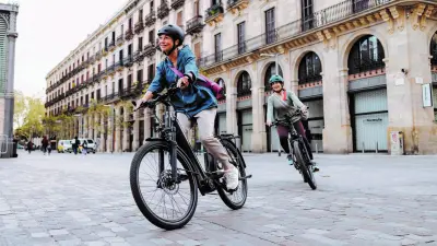Das Bosch eBike ABS sorgt für mehr Sicherheit, Stabilität und Komfort beim Bremsen. Es kann ein Blockieren des Vorderrads verhindern und damit dabei helfen, ein Wegrutschen zu vermeiden. 