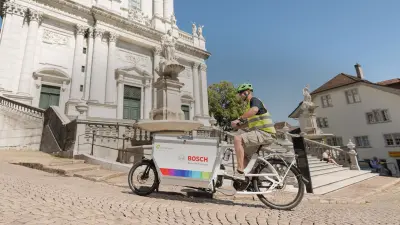 Un service de livraison à domicile apporte les achats à domicile