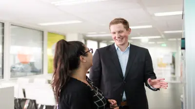 Austausch mit anderen Praktikanten, hier in der Cafeteria mit Ranika Nand aus Australien, die ein 1-jähriges Praktikum macht.