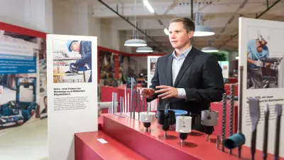 Studierende besuchen die Bosch-Tochter Scintilla.