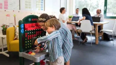 Un service de livraison à domicile apporte les achats à domicile