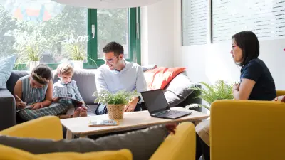 Le « Kids Office » profite non seulement aux adultes, mais aussi aux enfants, qui sont ravis de ne pas être séparés de leurs parents et bénéficient aussi d'un aperçu du monde du travail.